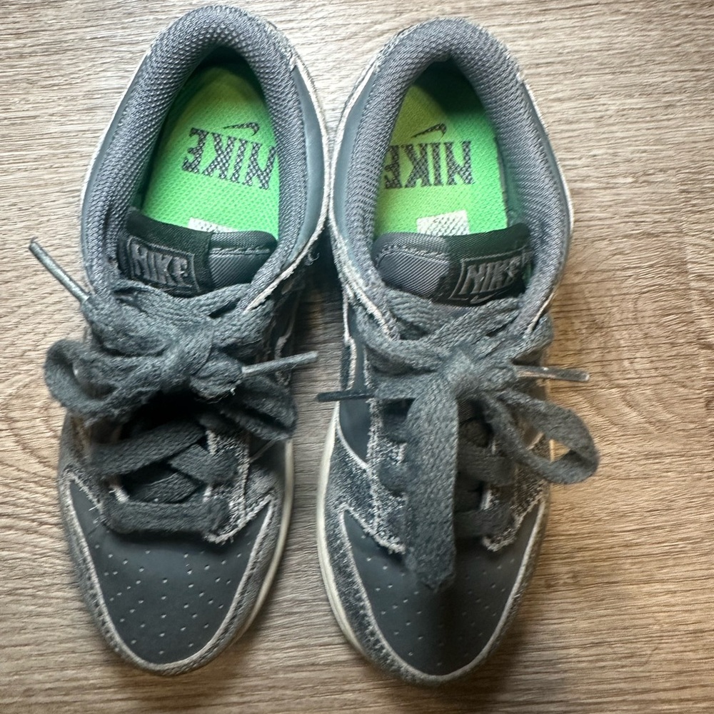 ‼️SALE‼️ Nike preschool low SE dunk sneakers - Picture 3 of 6
